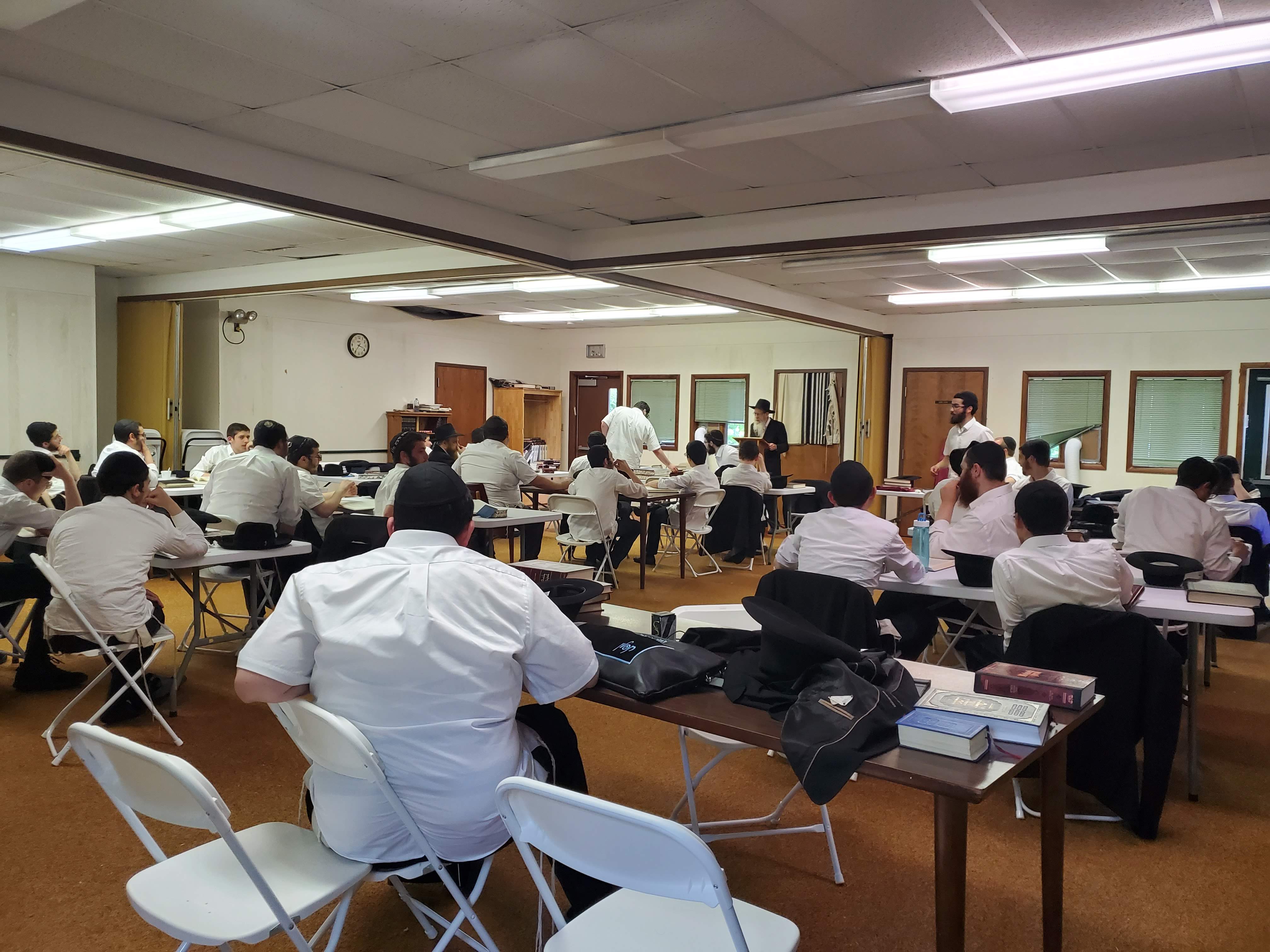 Bochurim learning in the beis medrash